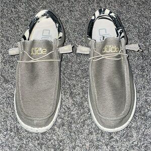 Men’s hey dudes size 9